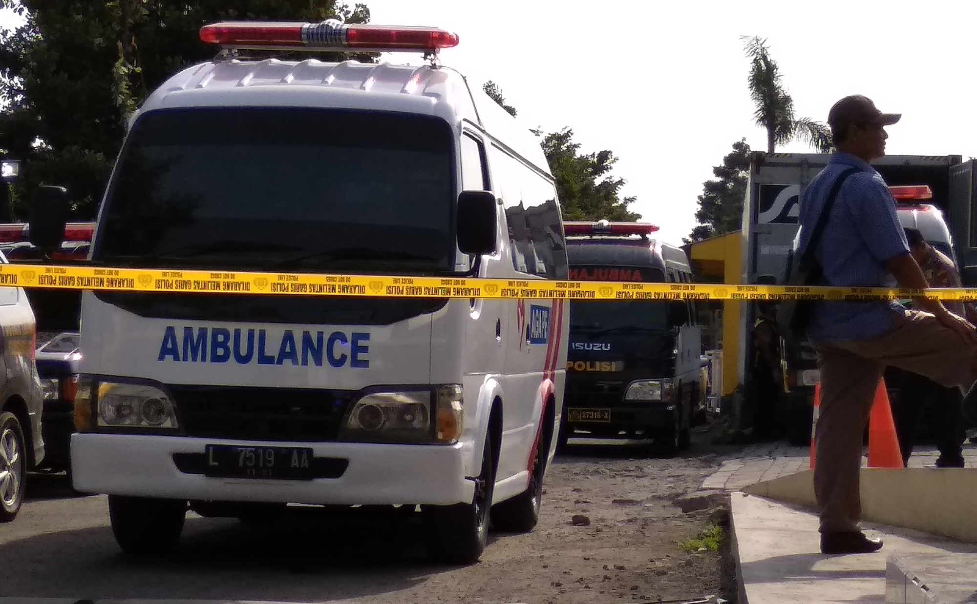 Ambulans bersiap untuk mengantarkan tiga jenazah pelaku bom tiga gereja di Surabaya. (Foto: Haris/ngopibareng)