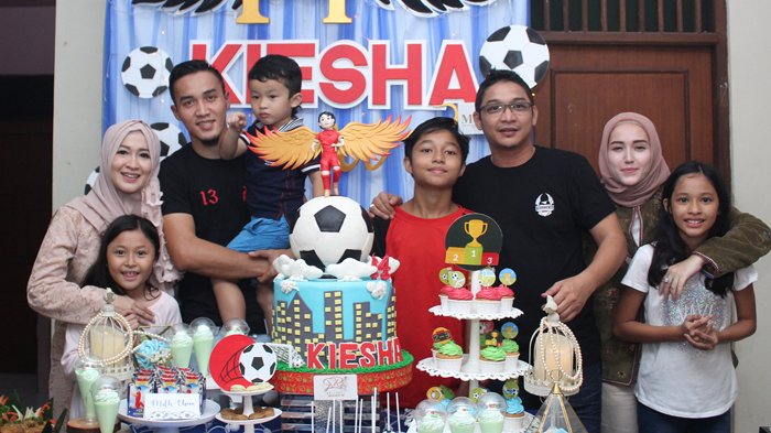 Pasha 'Ungu' dan Okie Agustina merayakan ulang tahun anak sulung mereka, Keisha Alvaro. (Instagram)