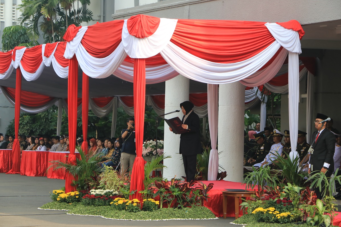 Risma saat memimpin upacara Hari Kebangkitan Nasional, di Taman Surya, Balai Kota Surabaya, Senin 21 Mei 2018. 