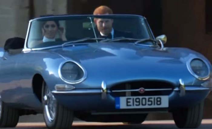 Pangeran Harry dan Meghan Markle mengendarai mobil listrik  Jaguar E-Type Concept Zero, pada resepsi pernikahannya dari Kastil Windsor ke Frogmore House, hari Minggu 20 Mei 2018. (foto: afp/ant)