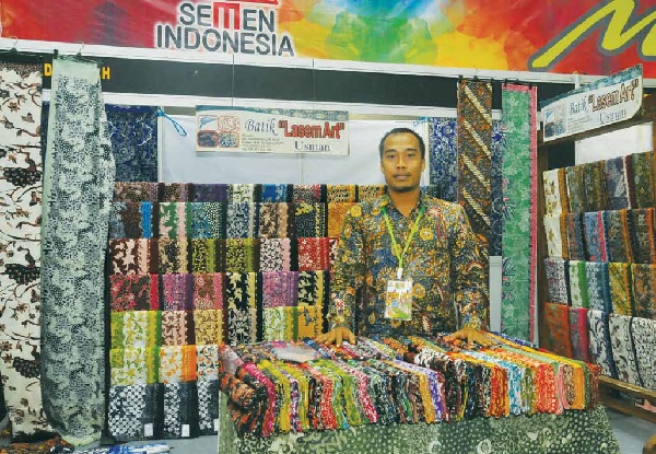 Usman ketika mengikuti pameran yang diselenggarakan oleh Semen Indonesia. (Ist)