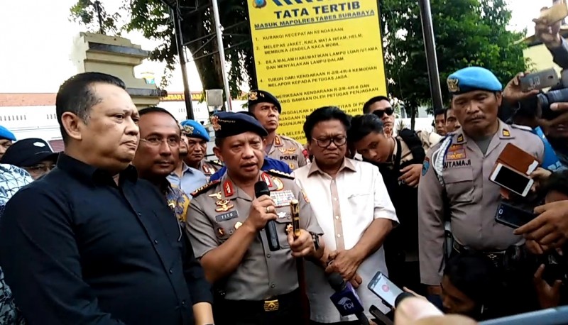 Kapolri Tito usai meninjau lokasi meledaknya bon di Polrestabes Surabaya, Jawa Timur, Senin, 14 Mei 2018, sore. (foto: frd/ngopibareng.id)