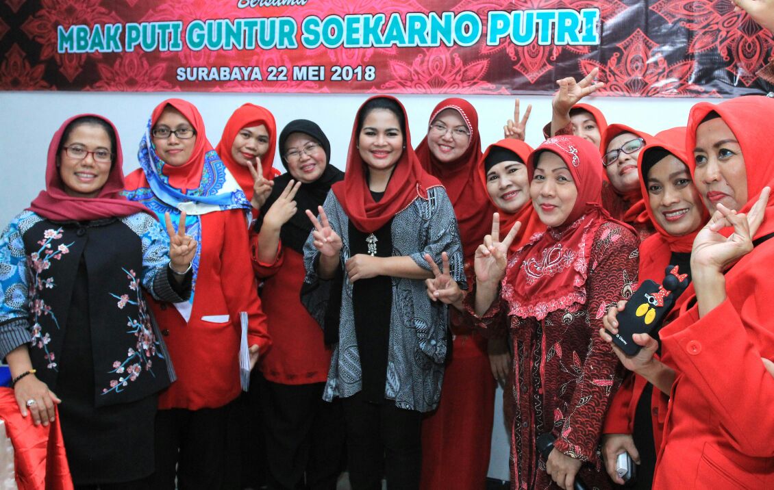 Puti Guntur Soekarno saat berkunjung ke Kantor Koperasi Wanita Waspada di Kedung Anyar V, Kota Surabaya, Selasa, 22 Mei 2018.