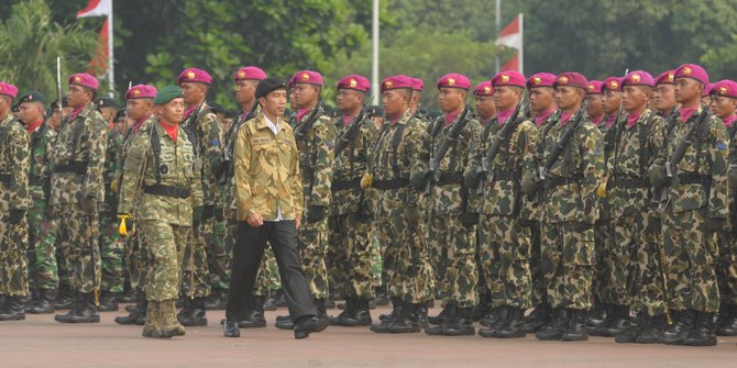Presiden Jokowi menginspeksi pasukan Marinir TNI AL. (Foto: Dokumentasi)