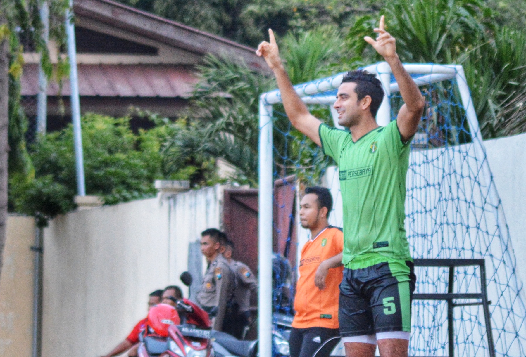 Bek Persebaya Surabaya, Otavio Dutra dipastikan masih belum bisa tampil dalam pertandingan derby Suramadu. (foto: hrs/ngopibareng)