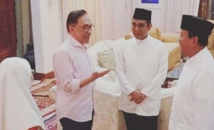 Datuk Anwar Ibrahim didampingi istrinya Wan Azizah (paling kiri), menerima kunjungan Prabowo (paling kanan) didampingi Sekjen Partai Gerindra Ahmad Muzani, di kediamannya di Bukit Segambut, Kuala Lumpur, Malaysia, hari Selasa 22 Mei malam. (foto: indonesia news) 
