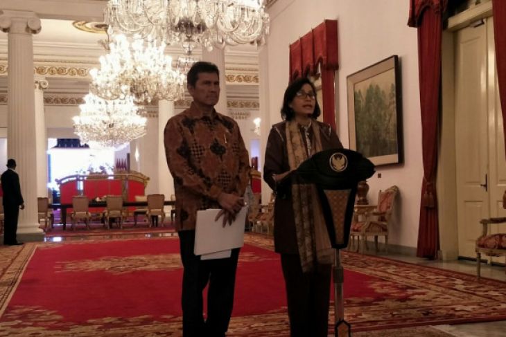 Menkeu Sri Mulyani Indrawati dan Menpan RB Asman Abnur memberikan keterangan mengenai pemberian THR dan gaji ke-13 untuk ASN, anggota TNI/Polri pensiunan di Istana Negara Jakarta, Rabu 23 Mei 2018.
