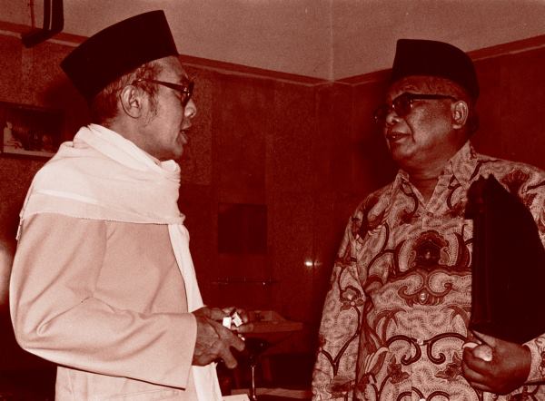 BERSAHABAT: KH AR Fachruddin (kanan) bersama KH Achmad Siddiq (Rais Am PBNU), almaghfurlah. (foto: ngopibareng.id)