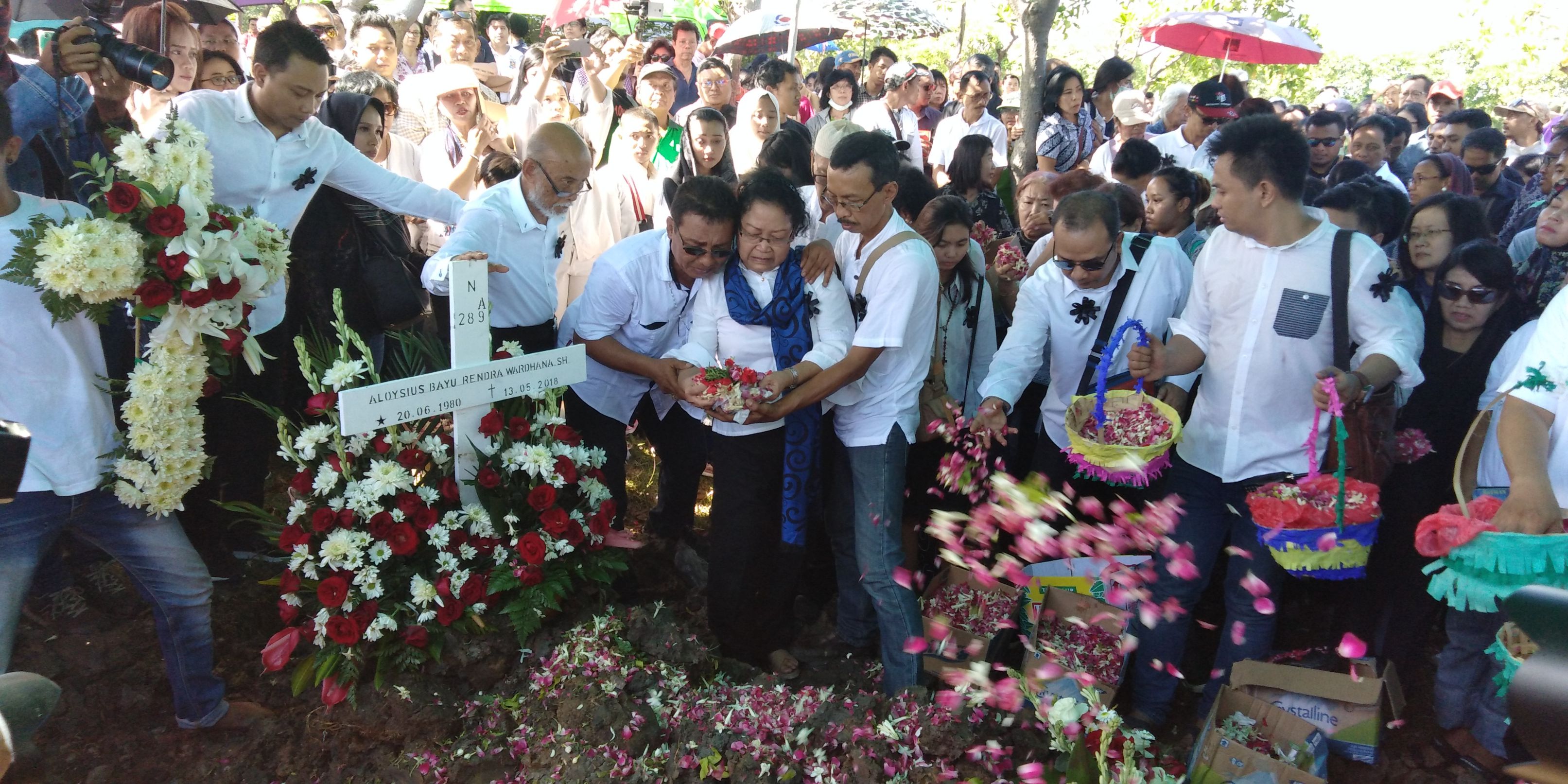 Suasana pemakaman korban bom gereja Aloysius Bayu, di TPU Keputih, Surabaya. Rabu, 23 Mei 2018. (foto: frd/ngopibareng.id) 