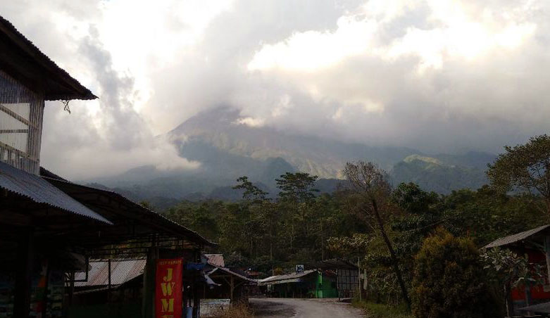 Gunung Merapi di Yogyakarta kembali mengeluarkan letusan freatik, Rabu, 23 Mei 2018 yang menyebabkan sebaran bau vilkanik ke wilayah Magelang. 