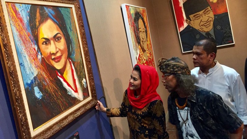 Puti Guntur saat melihat seni lukis hasil karya salah satu perupa Surabaya, beberapa waktu lalu. (foto: frd/ngopibareng.id) 