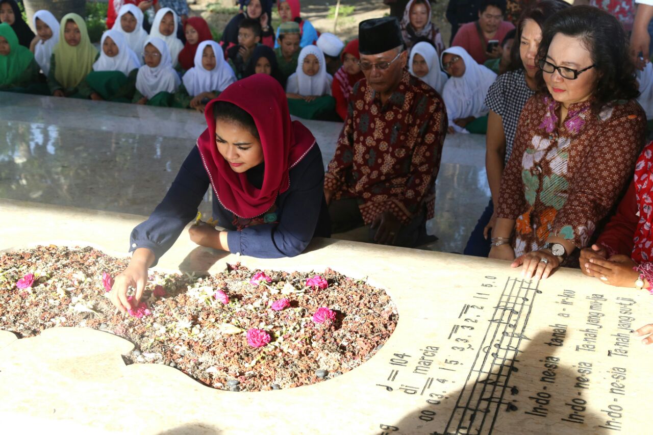 Puti Guntur Soekarno berziarah ke makam pahlawan nasional Wage Rudolf Supratman di kawasan Rangkah, Kota Surabaya, Rabu 23 Mei 2018. 
