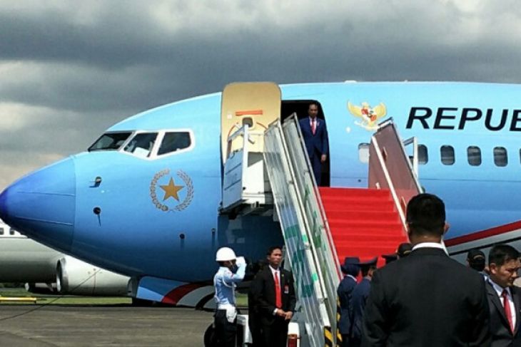 Presiden Joko Widodo di pesawat kepresidenan (Foto: Antara)