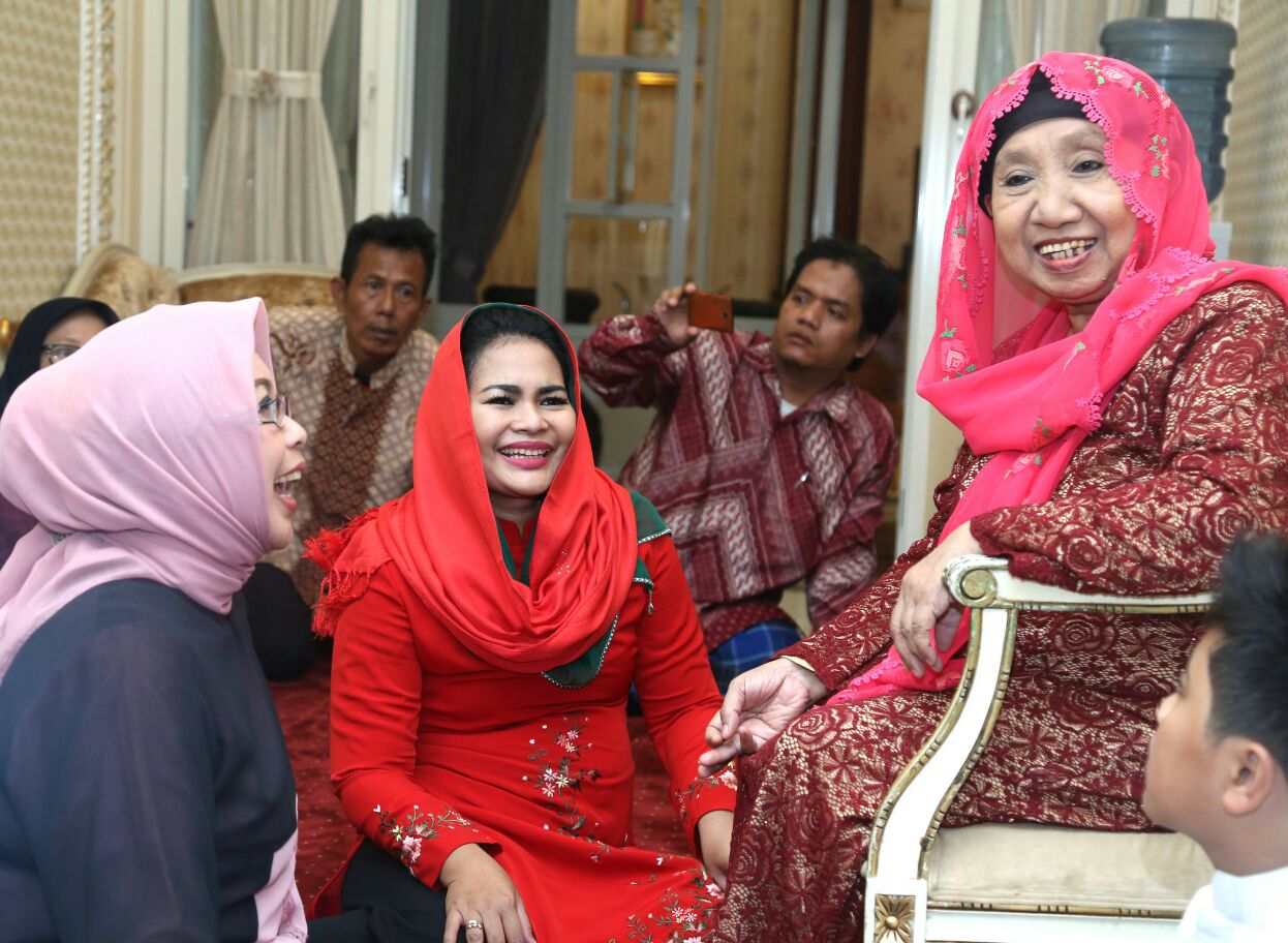 Puti Guntur dan Fatma Saifullah Yusuf sowan ke pengasuh Pondok Pesantren Annuriyah Wonocolo, Ny Ainur Rohmah. Rabu, 23 Mei 2018.