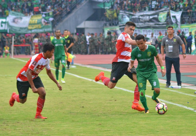 Persebaya Surabaya vs Madura United saat bertemu di babak penyisihan Piala Presiden 2018. (foto: ngopibareng)