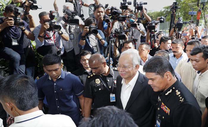 Najib Razak dikerubuti wartawan saat tiba di  Komisi Anti-Korupsi Malaysia (MACC) di Putrajaya, Kuala Lumpur, Malaysia, hari ini Kamis 24 Mei 2018. (foto: arabnews/ap)