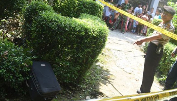 ilustrasi Polisi menunjukkan koper yang diduga berisi bom di depan pekarangan rumah warga di Kalibaru, Cilodong, Depok,  (Foto: Antara)