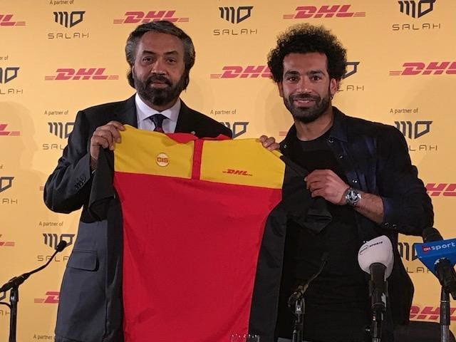 Bintang Mesir dan Liverpool Mo Salah brsama CEO DHL Wilayah MENA, Nour Suliman usai penandatangannya kerjasama hari Rabu 23 Mei lalu di Inggris. (foto: mohamed chebaro/an)