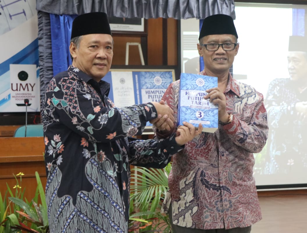BUKU: Haedar Nashir dan pengurus Majelis Tarjih dan Tajdid PP Muhammadiyah. (foto: ist)