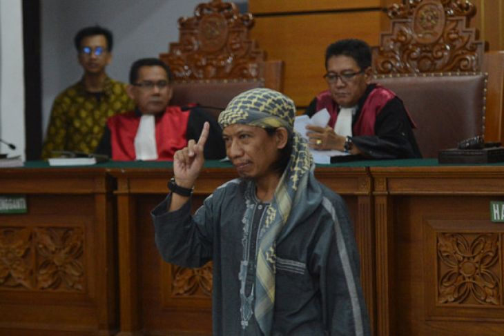Terdakwa kasus dugaan serangan teror bom Thamrin dengan terdakwa Oman Rochman alias Aman Abdurrahman saat mengikuti sidang lanjutan di Pengadilan Negeri Jakarta Selatan, Jumat, 25 Mei 2018. Sidang lanjutan tersebut mengagendakan pembacaan pledoi dari terdakwa dan penasihat hukumnya. (Foto: Antara)
