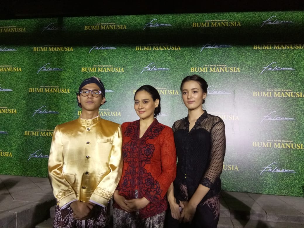 Tiga pemeran utama film Bumi Manusia: Iqbaal Ramadhan, Ine Febrianti, Mawar Eva De Jongh. 