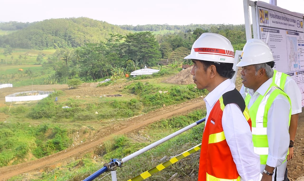 Presiden Joko Widodo meninjau pembangunan bendungan Kuningan di Desa Randusari, Kecamatan Cibeureum, Kabupaten Kuningan, Provinsi Jawa Barat. Jumat, 25 Mei 2018. (foto: biro pers setpres) 