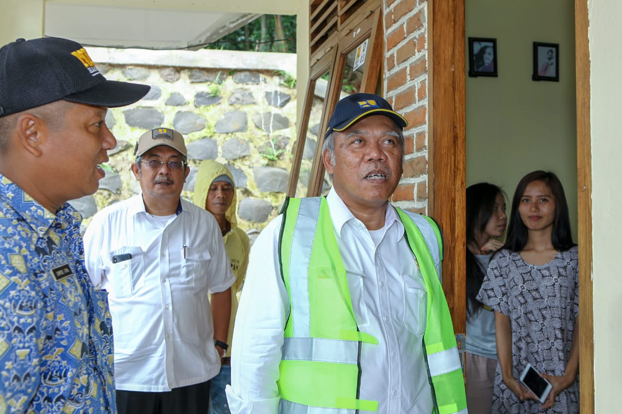 Menteri PUPR Basuki Hadimuljono saat meninjau lokasi Rumah Khusus di Desa Tanjung Kerta, Kuningan, Kamis, 24 Mei 2018, kemarin. (Foto: Dok. PUPR) 