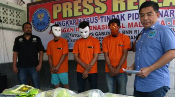 Kepolisian Daerah Sumatera Utara membongkar jaringan narkoba Internasional. Berhasil diamankan 28 kg sabu dan 300 butir extacy, Jumat, 25 Mei 2018. (Foto: Antara)