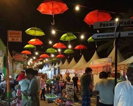 Berselimut payung, wow keren kan... Itulah Pasar Wadai, dan full kuliner. foto:beritabajarmasain.com