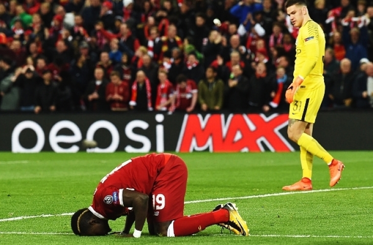 Tak hanya Mohamed Salah, pemain Liverpool Sadio Mane juga sujud syukur usai mencetak gol. foto:ist