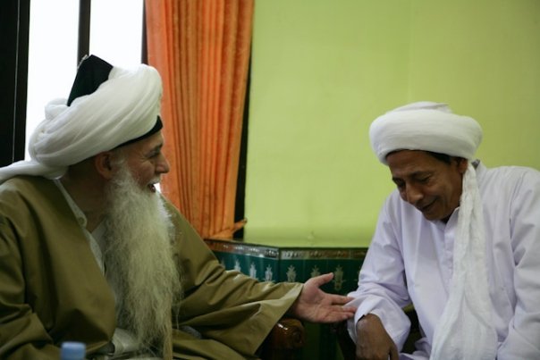 KETELADANAN: Habib Luthfi bin Yahya Pekalongan (kanan) bersama Syaikh Nadzim Al-Haqqani. (foto: dok ngopibareng.id)