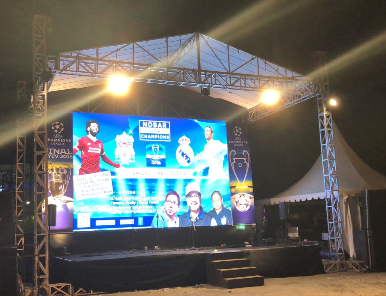 Panggung nobar final Liga Champions yang digelar ngopibareng.id sudah siap di area Parkir Timur Plaza Surabaya. 