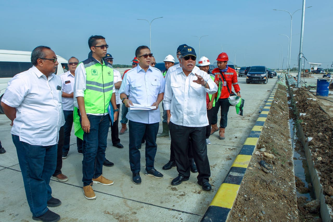 Menteri PUPR, Basuki Hadimoeljono meninjau Tol Brebes Timur - Pemalang, Sabtu, 26 Mei 2018.