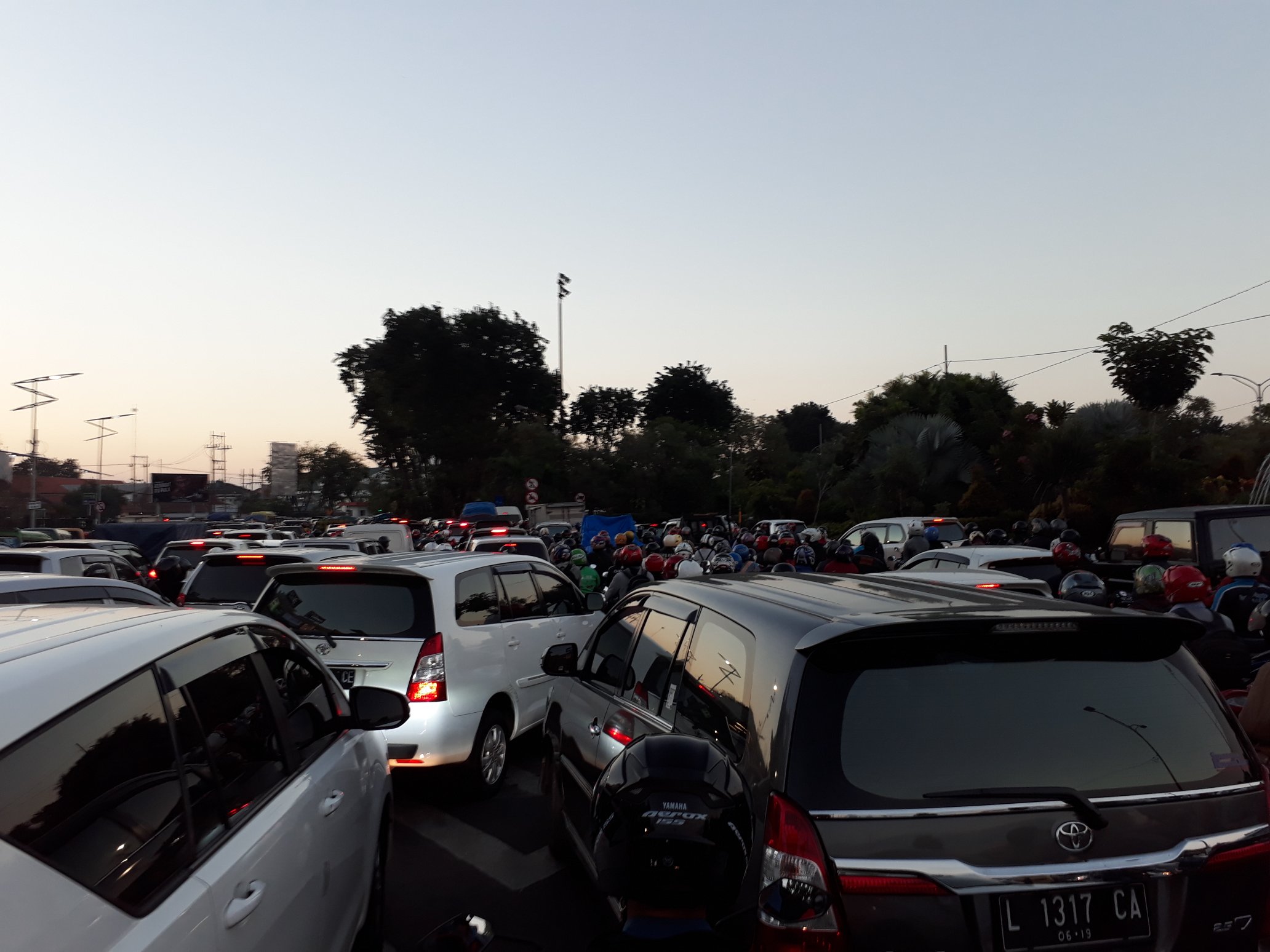 Kemacetan di bilangan jalan Ahmad Yani. (foto: frd/ngopibareng.id)