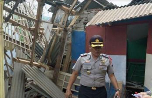 Sebuah rumah yang dipakai sebagai usaha memproduksi petasan di Malang meledak, Minggu, 27 Mei 2018.  Ledakan tersebut menyebabkan 1 orang tewas, dan 1 lagi mengalami luka berat. (Foto: Antara)
