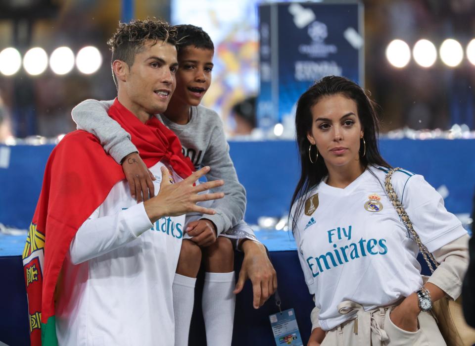Cristiano Ronaldo bersama anak dan pasangan hidupnya, Georgina usai merebut gelar juara Liga Champions