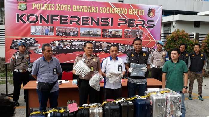 Barang bukti pencurian koper di Bandara Internasional Soekarno Hatta (foto:kompas). 