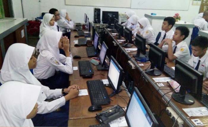 Siswa siswi SMP mengikuti UNBK (Unjian Nasional Berbasis Komputer). (foto: dok ngobar.id)
