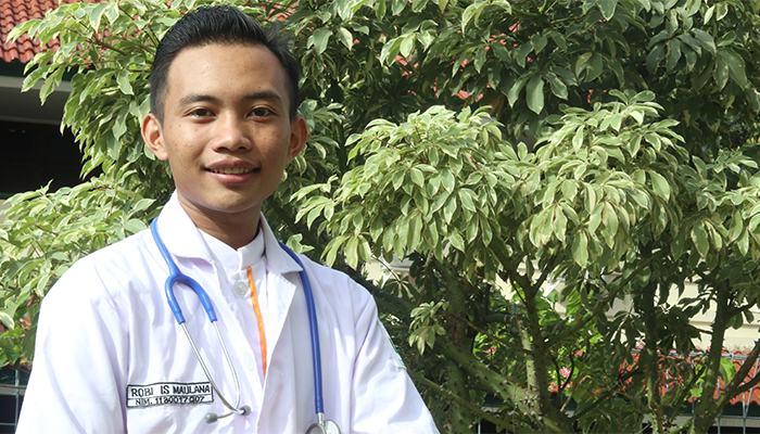 Robi Is Maulana, mahasiswa Jurusan Keperawatan UNUSA yang ingin menjadi perawat di luar negeri. 