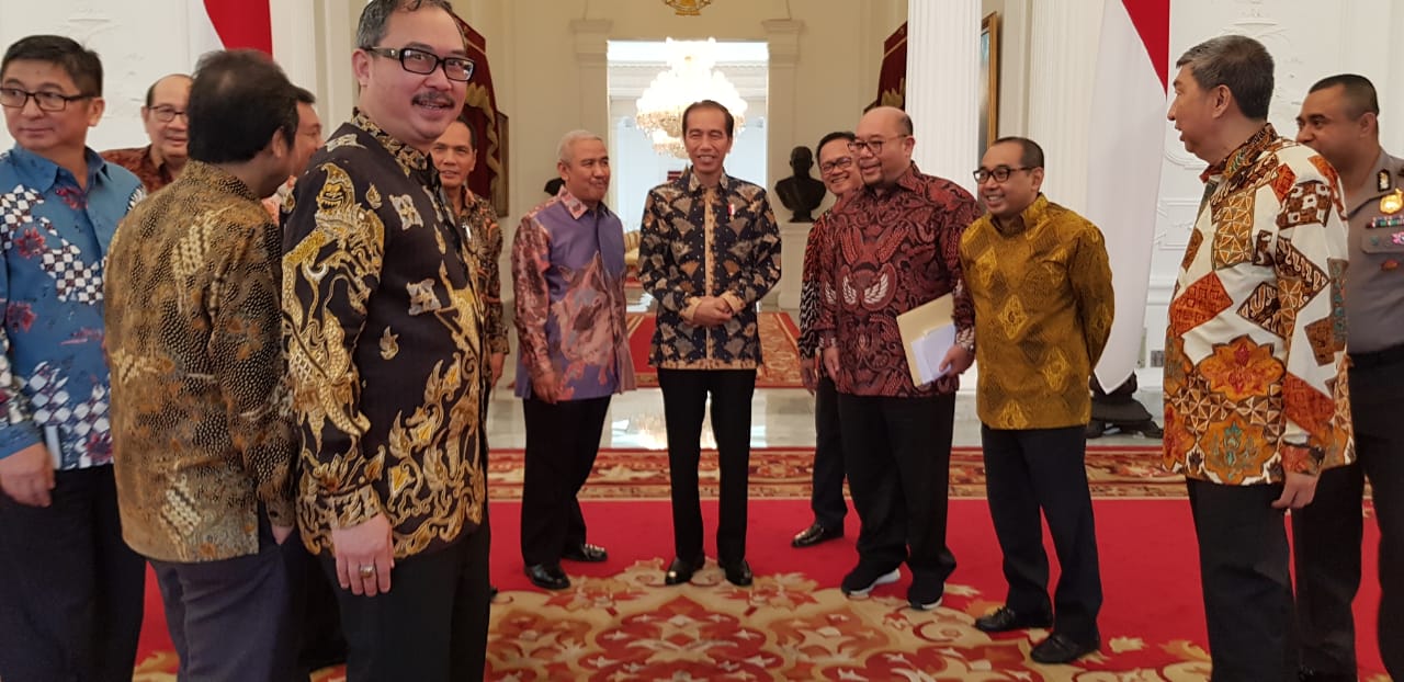 Presiden Jokowi bersama pengurus DPP REI di Istana Merdeka Jakarta.
