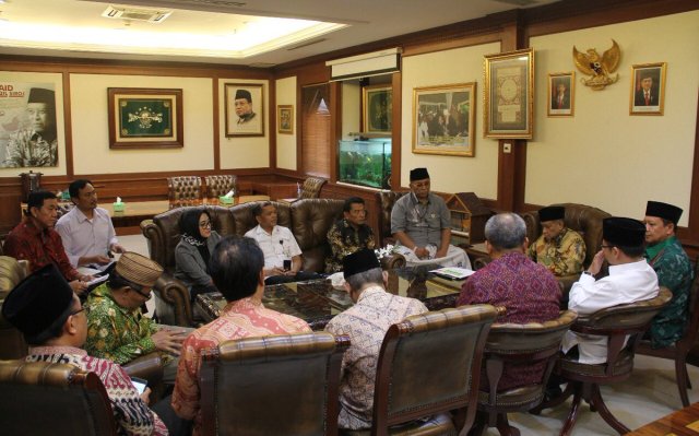 SILATURAHIM: Moeldoko ketika bersilaturahim dengan sejumlah ulama di PBNU Jakarta. (foto: ist)