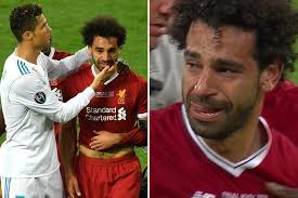 Salah saat menangis setelah tak bisa melanjutkan laga final Liga Champions. foto:thesun