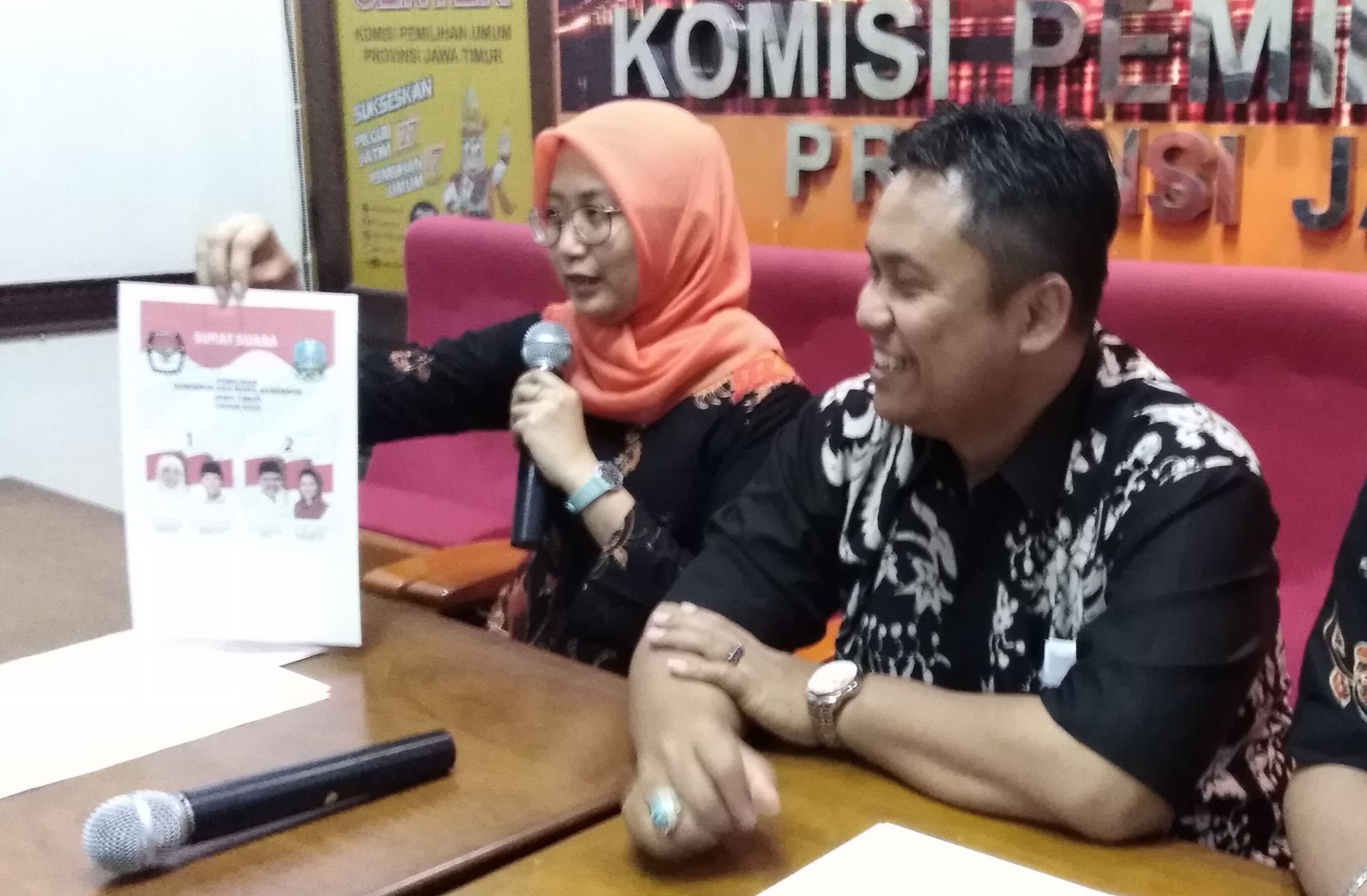 Komisioner Divisi Logistik KPU Jatim divisi logistik Dewita Hayu Sinta, dan Ketua KPU Jatim Eko Sasmito. (Foto: frd/ngopibareng.id)