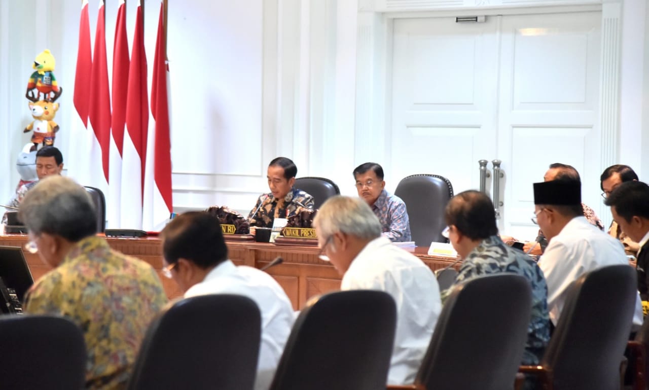 Presiden Joko Widodo bersama Wakil Presiden Jusuf Kalla dan jajarannya menggelar rapat terbatas ke-11 Asian Games 2018, di Istana Negara, Senin, 28 Mei 2018. (Foto: Biro Pers Setpres)