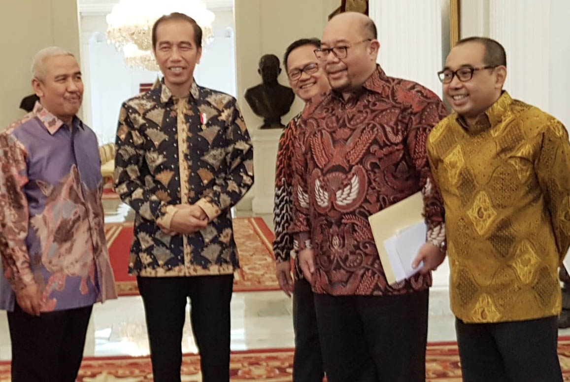 Presiden Joko Widodo bersama Ketum DPP REI Soelaeman Soemawinata (kiri) di Istana Merdeka Jakarta. (Foto Spesial)