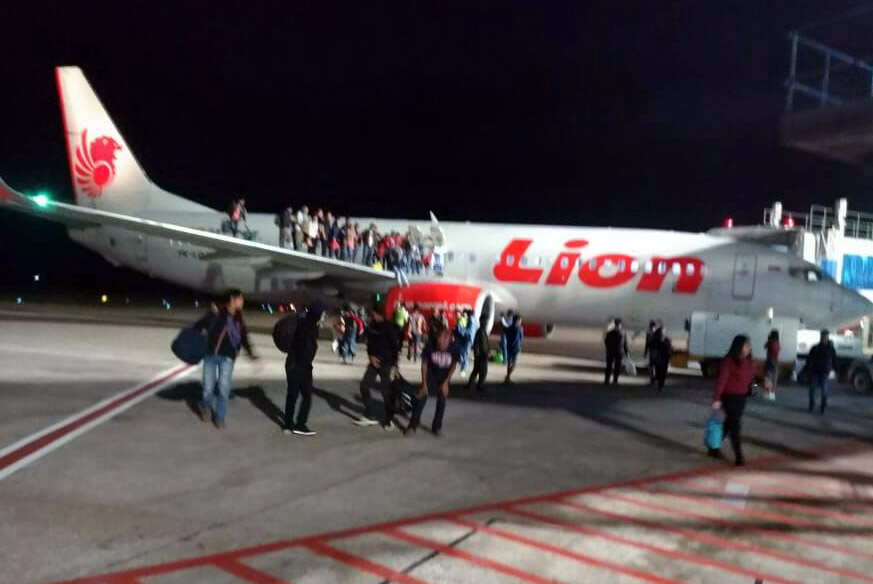 Penumpang pesawat Lion Air berhamburan keluar melalui pintu darurat. Diduga salah satu penumpang mengaku membawa bom. (Foto: Istimewa)