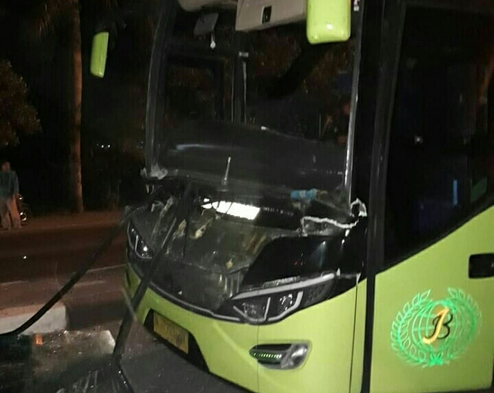 Kondisi bus PS Tira yang mengalami kecelakan di Lamongan