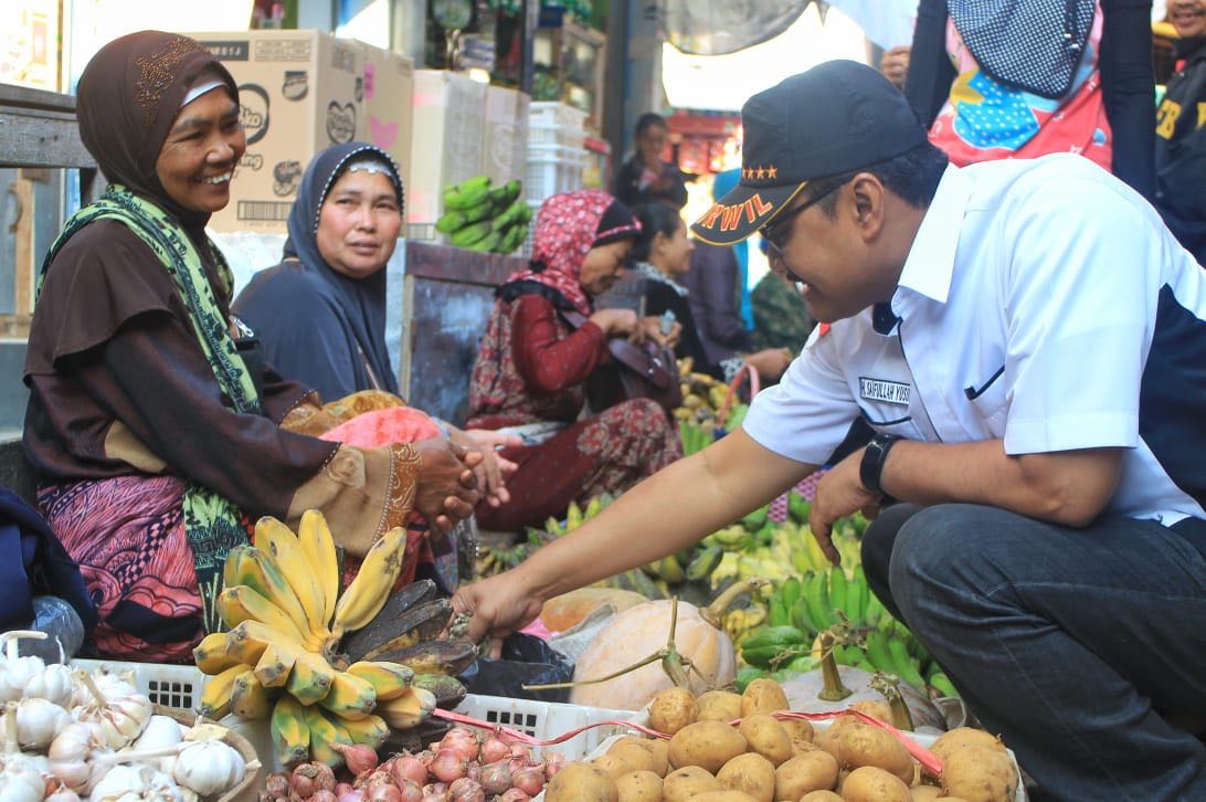 Saifullah Yusuf (Gus Ipul) berbelanja dan mengapa warga serta pedagang Pasar Plaosan, Magetan, Selasa, 29 April 2018. 