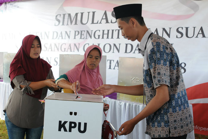 Simulasi pelaksanaan pilkada dengan Satu Pasangan Calon di Jatiuwung, Tangerang, Banten, Sabtu 12 Mei 2018. (Foto; Antara) 