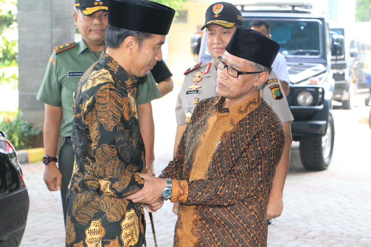 KEBERSAMAAN: Presiden Joko Widodo dan Haedar Nashir, menutup Pengkajian Ramadhan 1439 H PP Muhammadiyah di Kampus UHAMKA, Jakarta. (foto: ist)